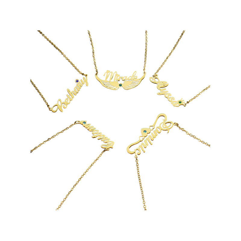 How does the link design of a stainless steel necklace balance flexibility and structural stability?